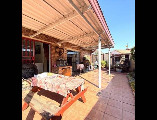 3 BEDROOM TOWNHOUSE FOR SALE IN VANDERBIJLPARK SE 2